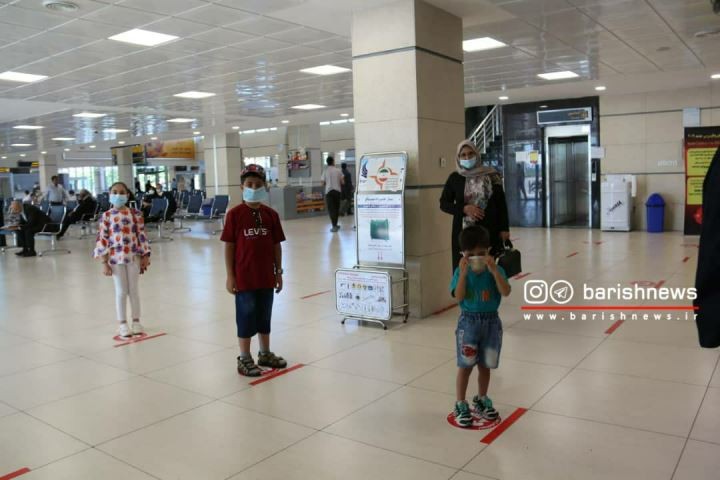 رعایت پروتکل های بهداشتی برای مقابله با کرونا توسط کودکان در فرودگاه ارومیه