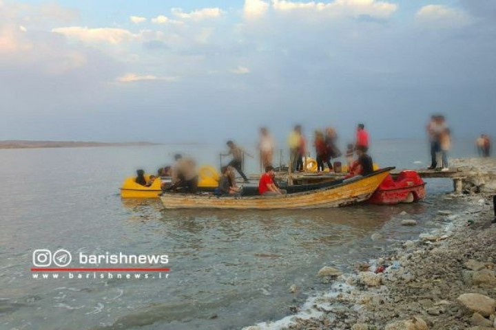 عدم رعایت فاصله اجتماعی در دریاچه ارومیه