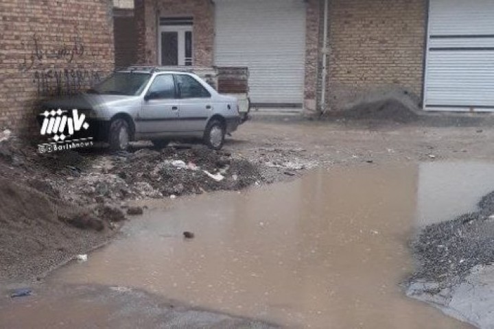 وضعیت نابسامان یکیاز کوچه های خیابان فتحی بعد از بارش باران