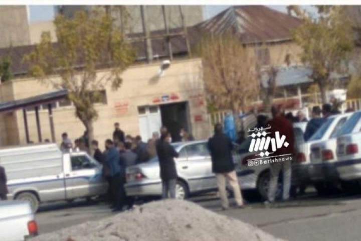 تجمع مقابل سرد خانه بیمارستان امام خمینی و عدم رعایت پروتکل های بهداشتی توسط مردم