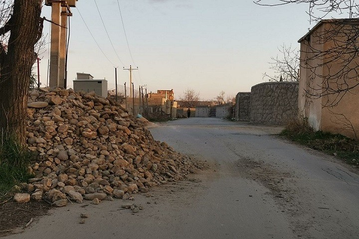 سد معبر در مسیر روستای قطورلار جاده امام زاده هست معضلی برای روستاییان