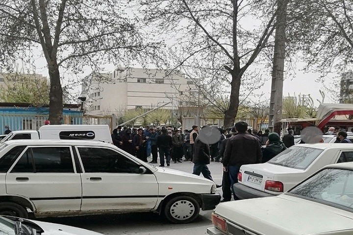 ازدحام مردم در این روز های کرونایی در جلوی بیمارستان امام خمینی ارومیه