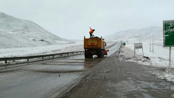 تردد روان در جاده‌ها/محورهای برفگیر استان برف‌روبی شدند