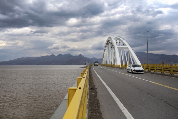 پل میانگذر دریاچه ارومیه تخریب نشده است