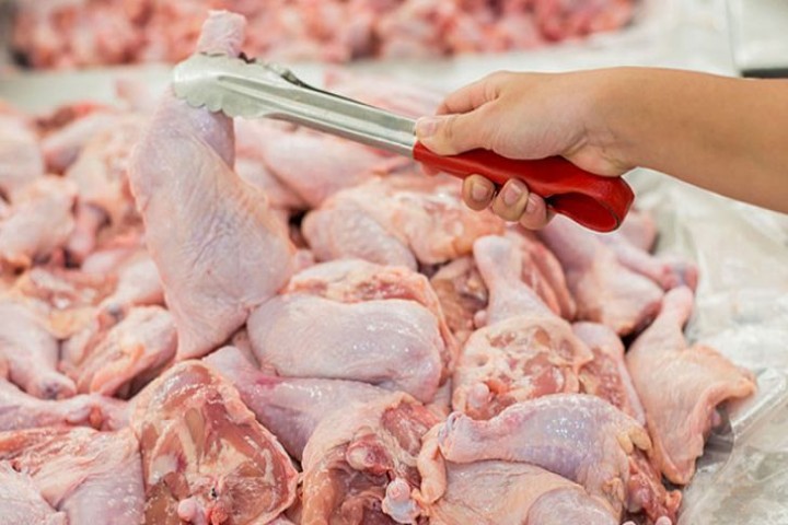 بازار مرغ ارومیه همچنان درگیر قیمت‌های سلیقه‌ای