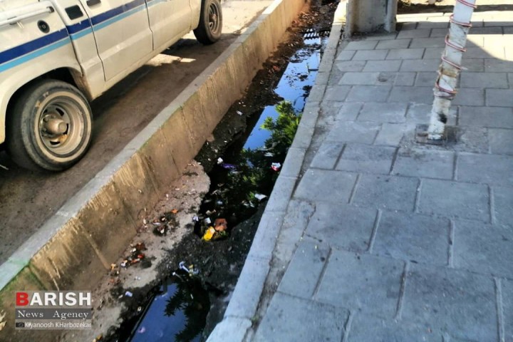 ریختن زباله در جوی‌های آب در شان یک کلانشهر نیست!
