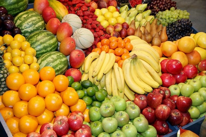 مهمترین محصول سلامتی مردم پشت ویترین گرانی/ دست مردم  از خرید میوه کوتاه شد