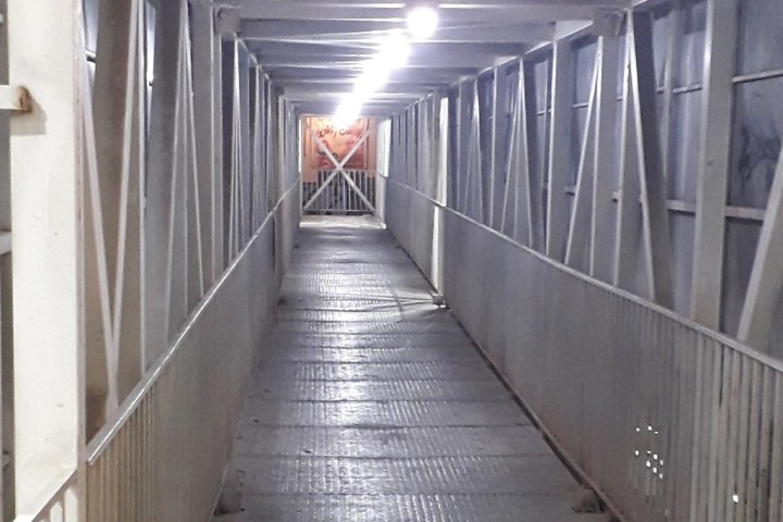 متروکه‌شدن پل‌های عابر پیاده در کلانشهر ارومیه/ وعده‌های مسئولان جهت مکانیزه‌سازی آن‌ها تمامی ندارد
