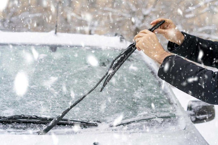 292 سرنشین خودرو گرفتار برف و کولاک در چالدران نجات یافتند