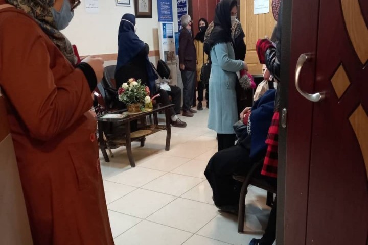 تهدید سلامت شهروندان ارومیه‌ای در مطب پزشکان / شلوغی هایی از جنس کرونا