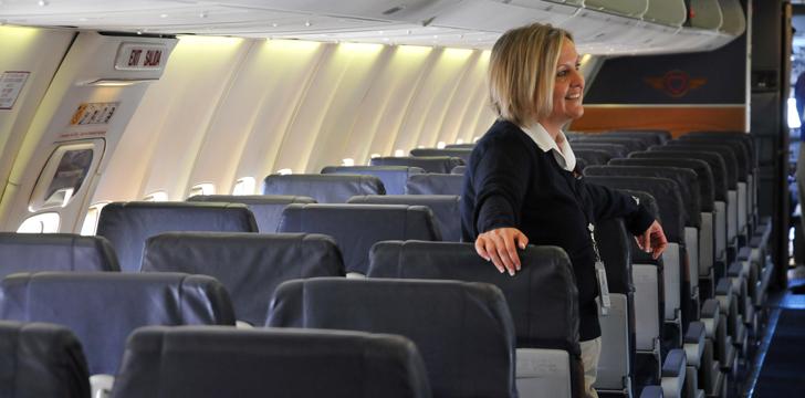 اخراج دو مسافر از هواپیما به علت خیره شدن به مهماندار!