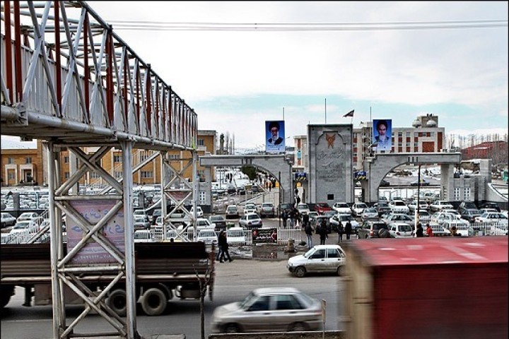 چالش‌های ترافیکی در محدوده دانشگاه آزاد ارومیه/ دانشجویان از معضل ترافیک رنج می‌برند