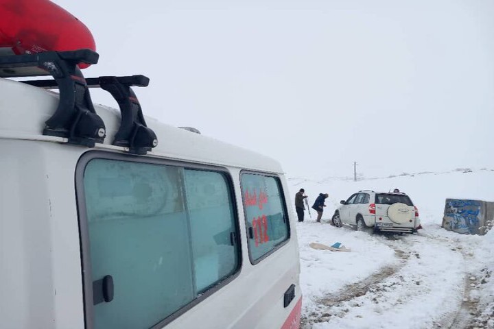 امدادرسانی به متاثرین از برف و کولاک در آذربایجان‌غربی
