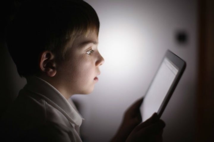 مراقب اعتیاد کودکان به اینترنت در ایام کرونا باشیم