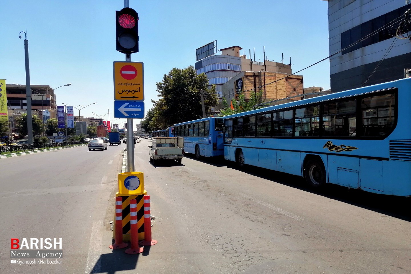 عدم رعایت مقررات راهنمایی رانندگی توسط برخی رانندگان/ خیابان عطایی