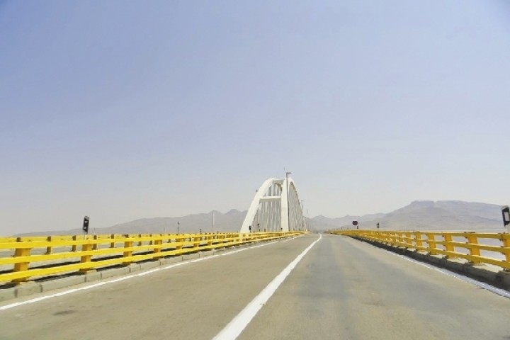 نرخ جدید عوارض وسایل نقلیه عبوری از پل میانگذر دریاچه ارومیه ابلاغ شد