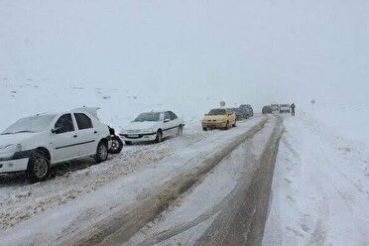 برف راه دسترسی به ۲۴۰ روستا در آذربایجان غربی را مسدود کرد