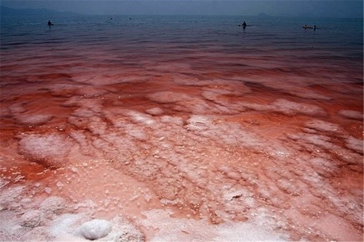 دریاچه‌ی ارومیه با گرم‌تر شدن هوا، دوباره به رنگ سرخ درآمد
