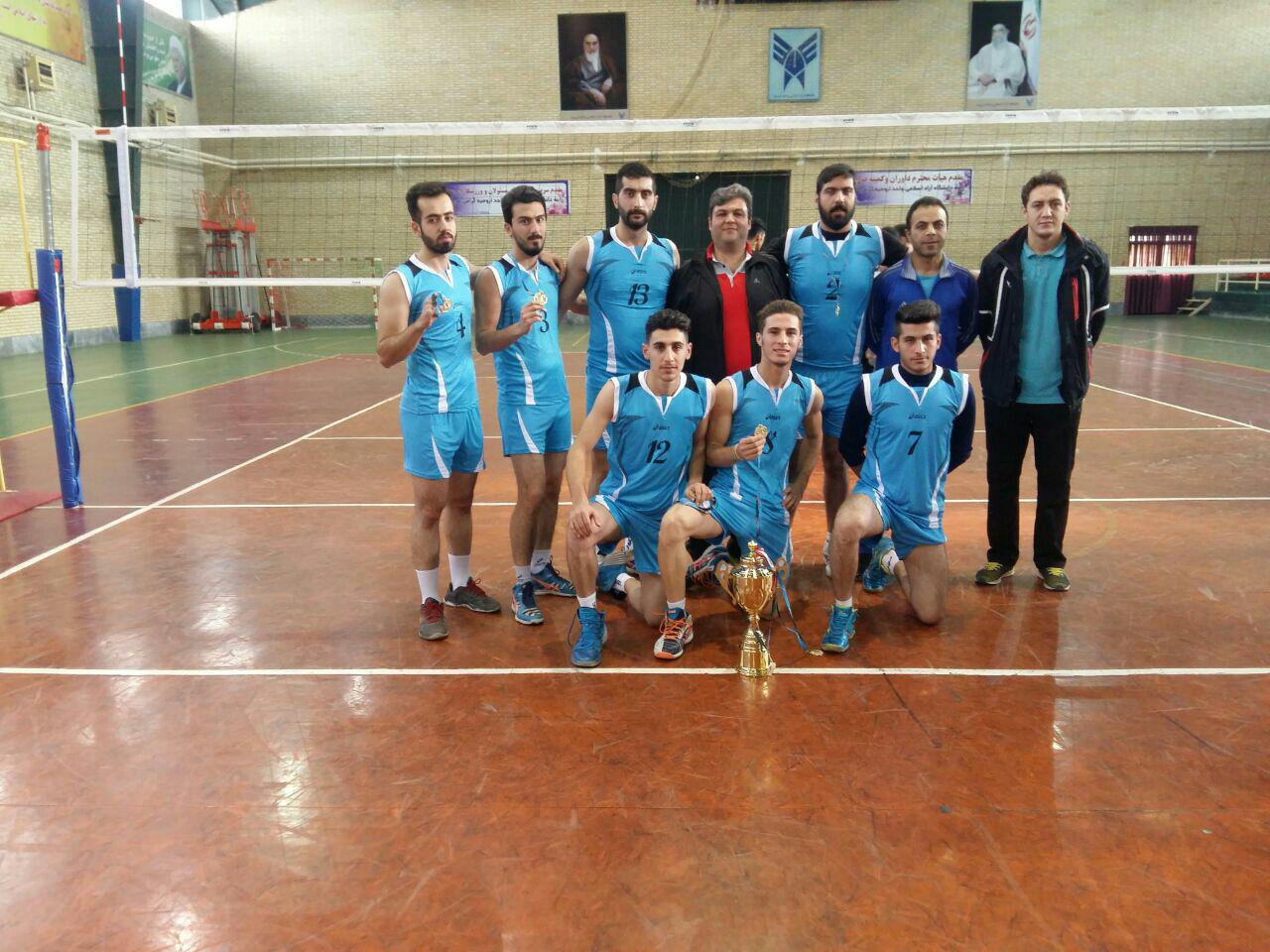 مسابقات قهرمانی والیبال دانشجویان دانشگاه آزاد اسلامی آذربایجان غربی آغاز شد/ صدرنشینی آموزشکده فنی سما