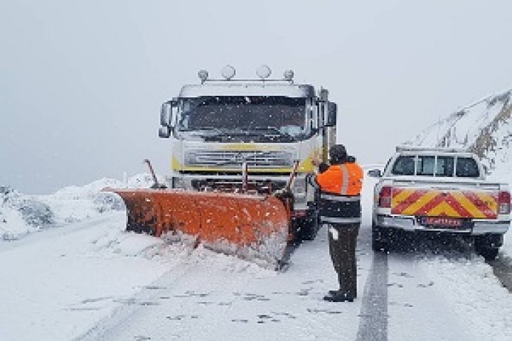 برف روبی نزدیک به ۷۰ کیلومتر از محور های مواصلاتی استان