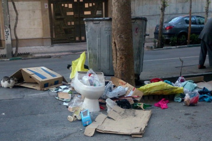 سر ریز شدن سطل زباله های شهری، زیر سایه بی تدبیری شهروندان و غفلت مسئولان