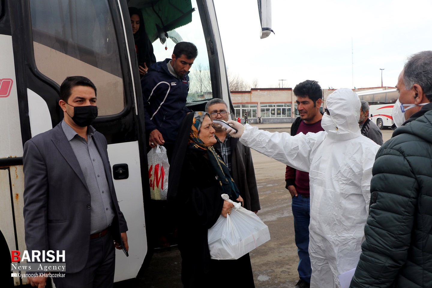 ضدعفونی حمل و نقل برون شهری و تب سنجی مسافران در ترمینال ارومیه