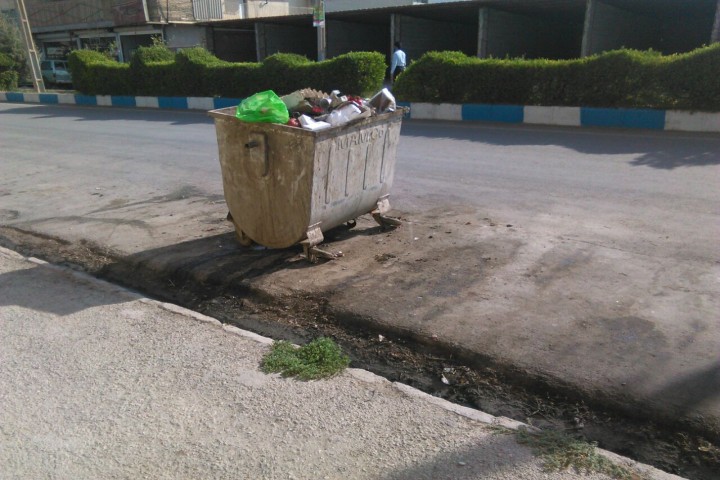 کلافگی شهروندان از اوضاع نابسامان و بوی بد سطل‌های زباله شهری