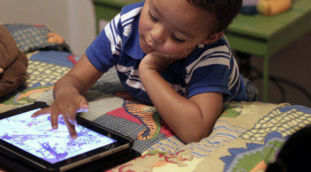 استفاده خارج از چارچوب کودکان از موبایل و تبلت، مانع از خلاقیت کودک می گردد