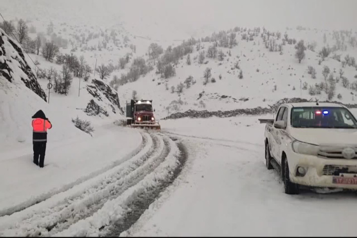 بارش سنگین برف در سردشت؛ ارتفاع برف به ۵۴ سانتیمتر رسید