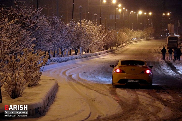 جلوه زیبای شهر ارومیه در یک شب برفی