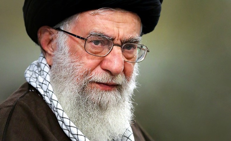 دستور امام خامنه‌ای به همه مسئولان برای کمک فوری به زلزله‌ زدگان
