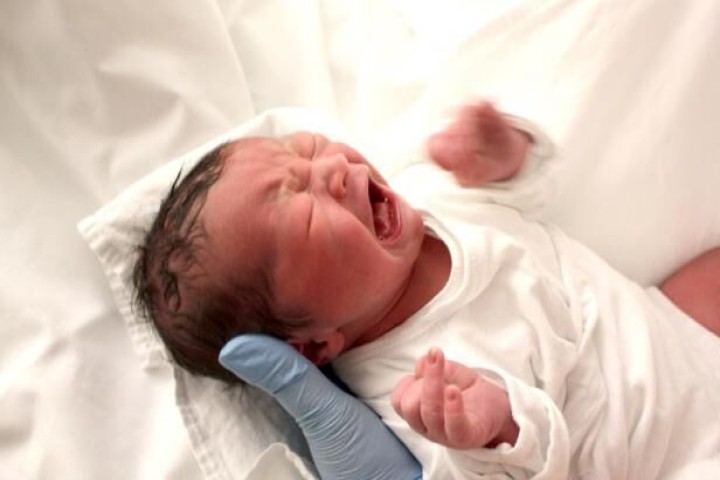 نوزاد عجول ارومیه‌ای داخل خودرو در جلو بیمارستان به دنیا آمد