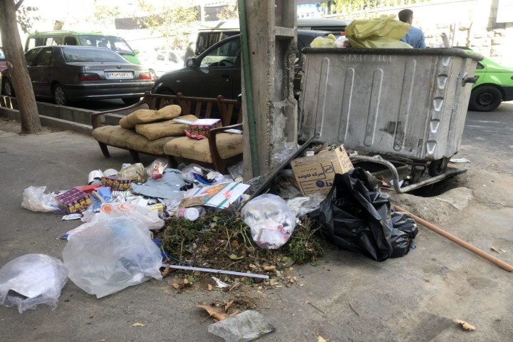 معضلی به نام سطل‌های زباله متعفن و سرریزشده در معابر شهری ارومیه