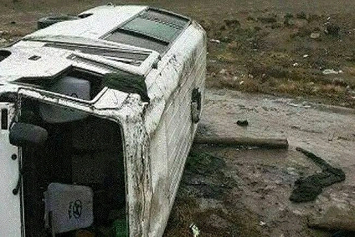 مصدومیت ۶ تن در واژگونی ون معدن در جاده زره شوران تکاب