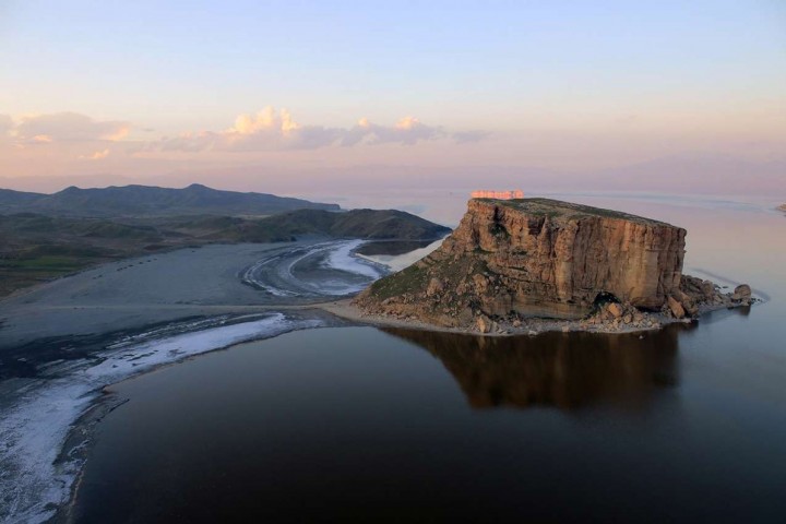 مخبر : طرح‌های نیمه تمام احیای دریاچه ارومیه تکمیل شود