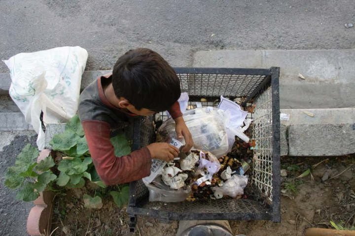 کودکانی که در زباله های شهر به دنبال نان هستند / وجدان مسئولان چه زمانی بیدار خواهد شد؟