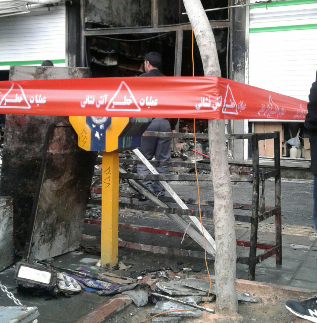 تمام اجناس مغازه پوشاک فروشی واقع در خیابان عطایی در آتش سوخت