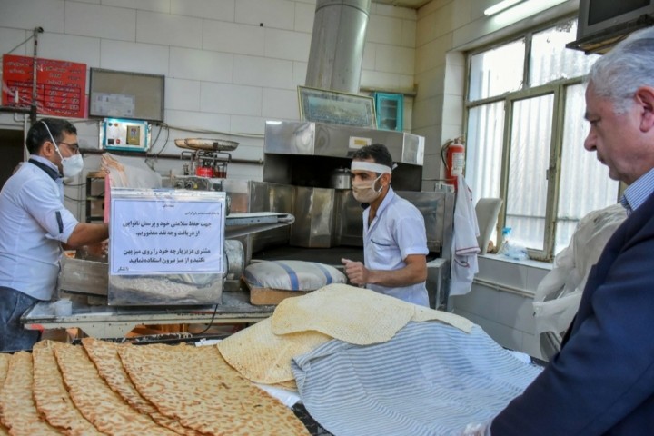 جولان کرونا در صف‌های نانوایی در ارومیه