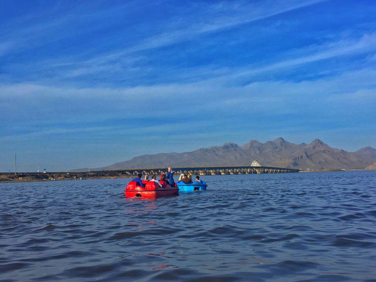 دریاچه ارومیه نیمه جان اما میزبان گردشگران