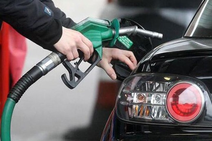 فروش اجباری سهمیه بنزین به نرخ آزاد خلاف است