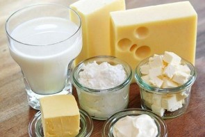 کمرنگ شدن لبنیات در سفره ایرانی در سایه افزایش قیمتها کمرنگ شدن لبنیات در سفره ایرانی در سایه افزایش قیمتها