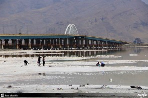 عوارض پل میان‌گذر دریاچه ارومیه؛ مردم شاکی، مسئول راضی!