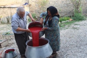 پخت رب خانگی هنر دست بانوان آذربایجان‌غربی