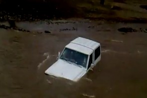 فیلم/لحظه غلتیدن خودروی پاترول در رودخانه