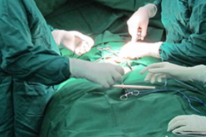 عمل جراحی موفقیت آموز و خارج کردن پیچ 4 سانتی متری از روده کودک سردشتی