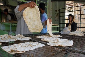 صف‌های نان در ارومیه همچنان ادامه دارد