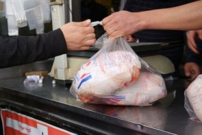 قیمت های سلیقه ای مرغ در ارومیه / کلافگی مردم از ادعاهای مسئولین