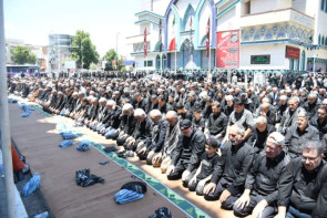 اقامه نماز ظهر عاشورا در میدان امام حسین (ع) ارومیه