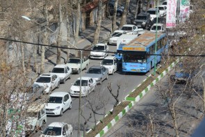  ترافیک شدید در خیابان دانشکده به سبب وجود مدارس و آموزشگاه‌ها