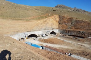 دلیل وقفه ایجاد شده در احداث تونل آزادراه تبریز به ارومیه چیست؟